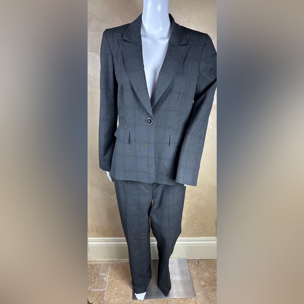 Tahari Arthur S Levine Pantsuit Women Size 8P Dark  Gray Notched Career Suit